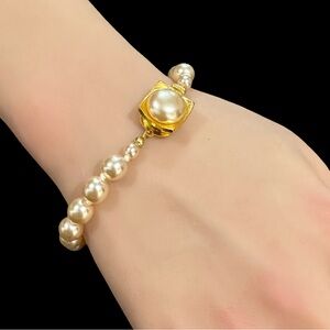 Vintage Bracelet Simulated Pearl Beige Ivory Gold Tone Clasp